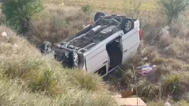 La unidad que transportaba refacciones volcó tras perder el control. Foto: N+