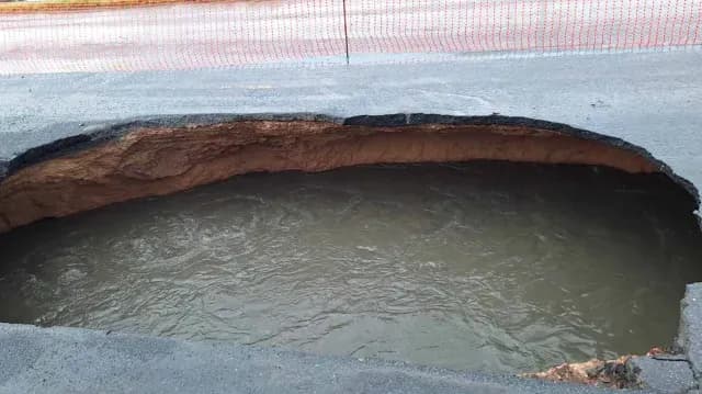 Se Abre Enorme Socavón en Nuevo Laredo, Tamaulipas