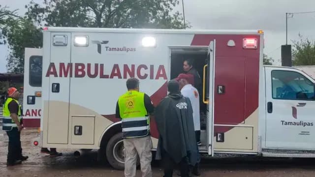 Algunas personas evacuadas recibieron atención médica. Foto: SSP Tamaulipas