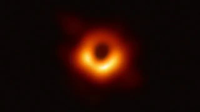 Agujero negro al centro de la galaxia M87, el primero fotografiado en la historia