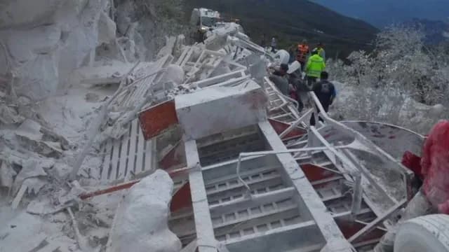 Tráiler se quedó sin frenos y ocasionó un accidente fatal en la autopista. Foto: Redes Sociales