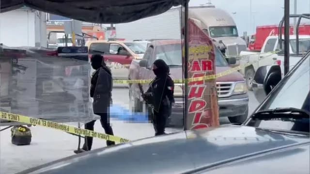 El hombre de 70 años se desvaneció a un costado de su vehículo. Foto: N+
