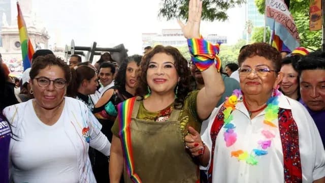 Clara Brugada y Ernestina Godoy en la Marcha del Orgullo 2024 en CDMX. Foto: Cuartoscuro