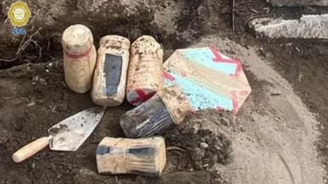 Detienen a Hombres con Frascos con Restos Humanos en Panteón de Iztapalapa