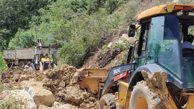 Trabajadores con maquinaria retiran piedras que bloquearon el acceso vehicular. Foto: Genaro Zepeda | N+