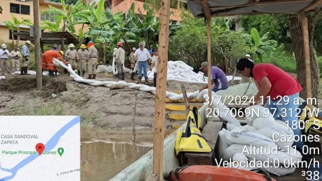 Cordón oleofilico absorbente para retener el hidrocarburo. Foto: Facebook Ayuntamiento Cazones