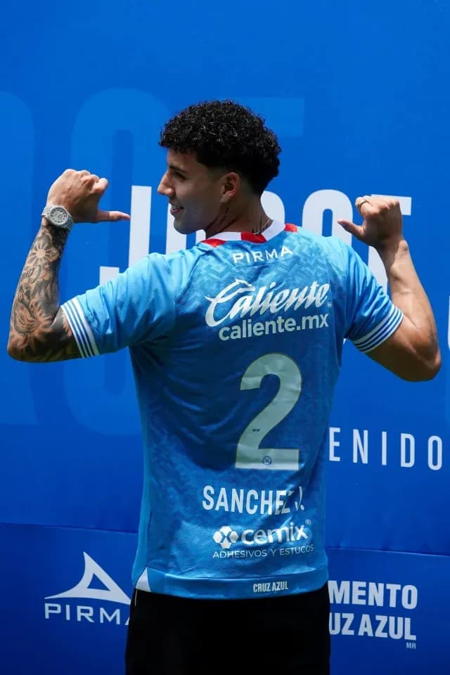 Mostró orgulloso su nueva playera. Foto Cuartoscuro