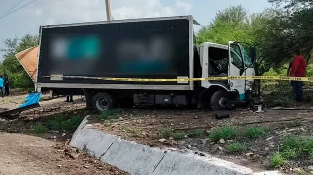 Muere al Quedar Prensado dentro de su Unidad de Transporte