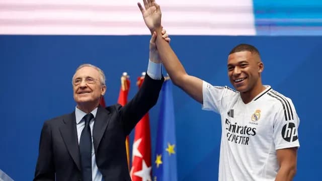 Mbappé y Florentino Perez se dan la mano en Ciudad Deportiva. Foto: Reuters