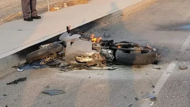 Motocicleta involucrada en accidente sobre calle Cuarta en Mexicali. Foto: N+