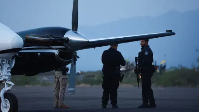 Agentes custodían el avión tipo Beechcraft King Air, donde aterrizó 'El Mayo' Zambada. Julio 25, 2024. Foto: Reuters