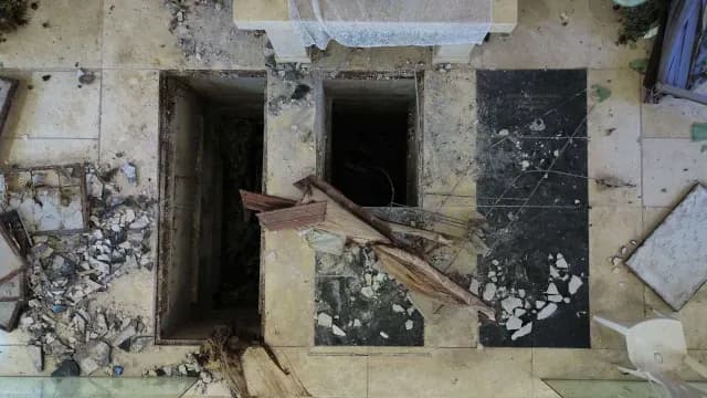 Son evidentes las huellas de herramienta para derrumbar las puertas y entrar a los nichos. Foto: Cuartoscuro