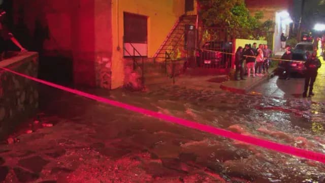 Niño es arrastrado por la corriente