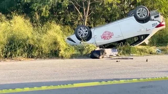 En este vehículo de alquiler, se trasladaba un hombre que falleció y que hasta el momento no ha sido identificado. Foto: N+