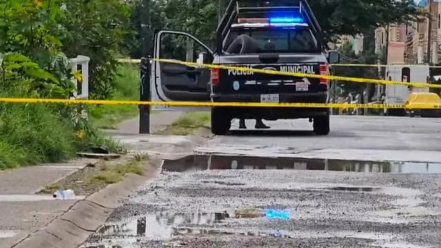El hombre, de entre 20 y 25 años, se encontraba severamente golpeado. Foto N+