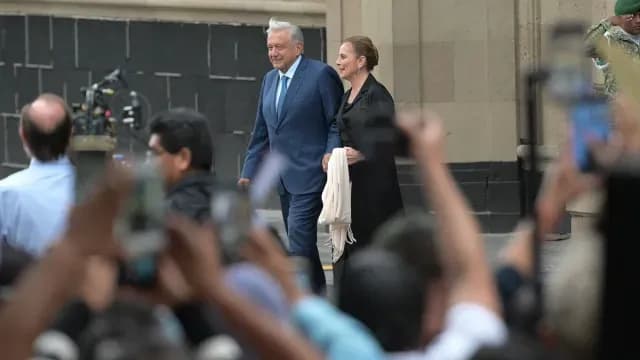 Andrés Manuel López Obrador, presidente de México,acompaña a su esposa, la investigadora, Beatriz Gutiérrez Müller, a la presentación de su libro, "Feminismo Silencioso". Foto: Cuartoscuro