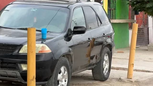 Por lo menos 15 disparos de arma de fuego impactaron en contra del vehículo y la vivienda. Foto: N+
