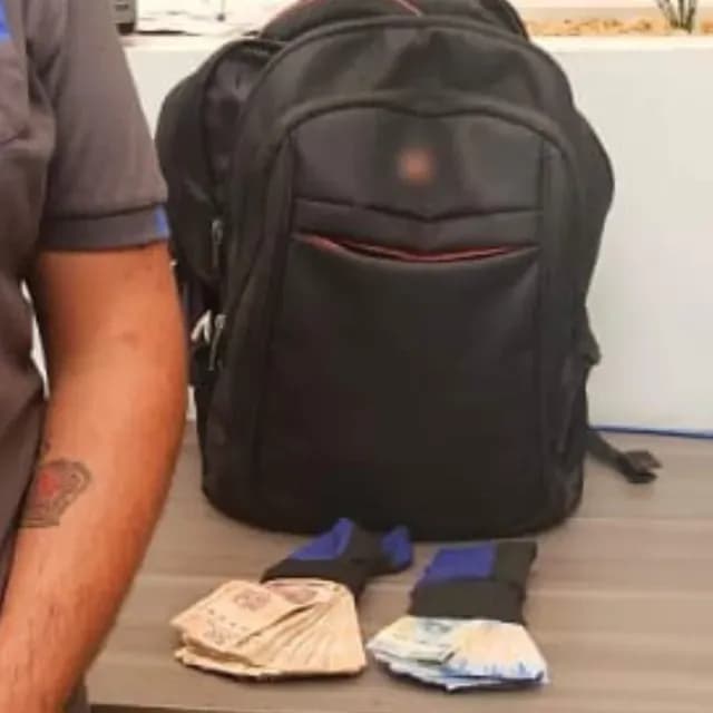 Abuelito Olvida 100 Mil Pesos en Taxi y Chofer los Devuelve en Iztacalco