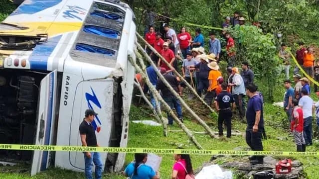 El chofer del autobús quedó prensado con vida dentro de la unidad. Foto: X @PC_Estatal