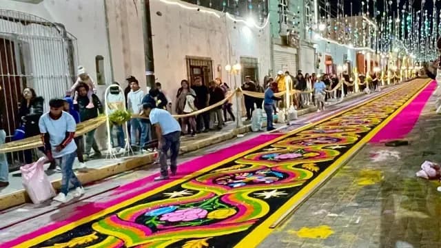 Artistas crean tapetes de aserrín en honor a la Virgen de La Caridad. Foto: Fernanda Sarmiento