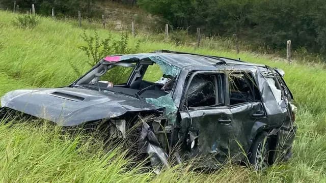 De acuerdo a testigos, este vehículo remolcaba una camioneta sufriendo una falla mecánica que desencadenó el accidente. Foto: X @virales_mex