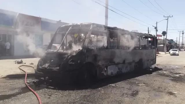 El incendio dejó daños totales en el camión de transporte de personal. Foto: N+