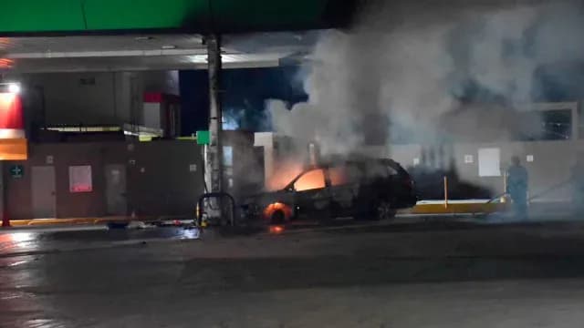 La rápida intervención de los bomberos evitó una explosión en la gasolinera. Foto: N+