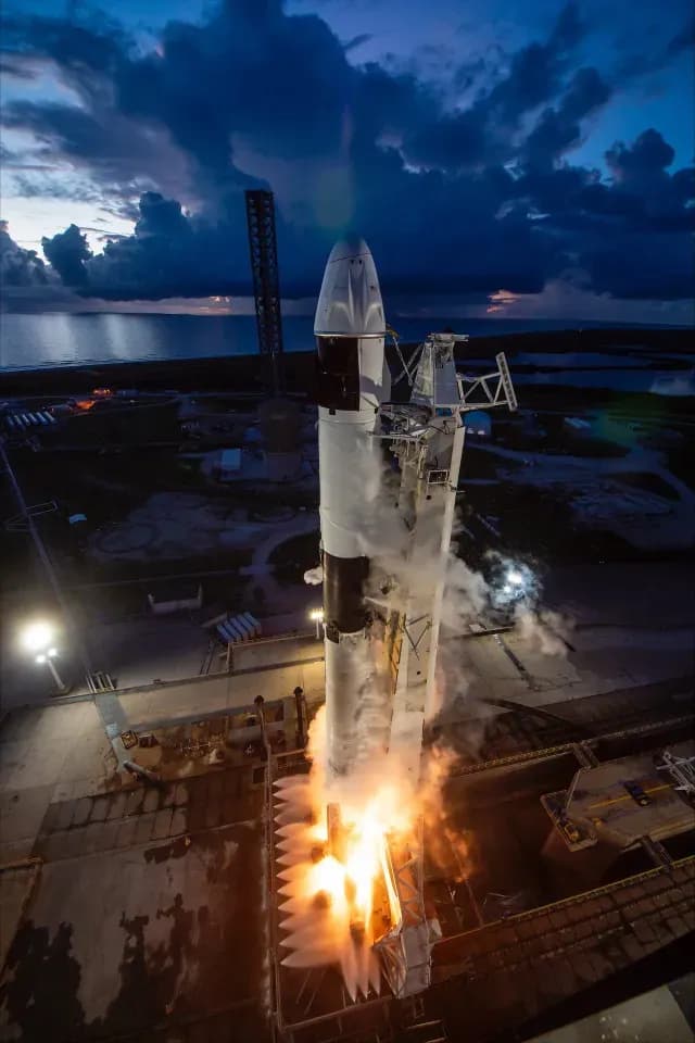Cohete Falcon9 de la misión Polaris Dawn la noche del 26 de agosto