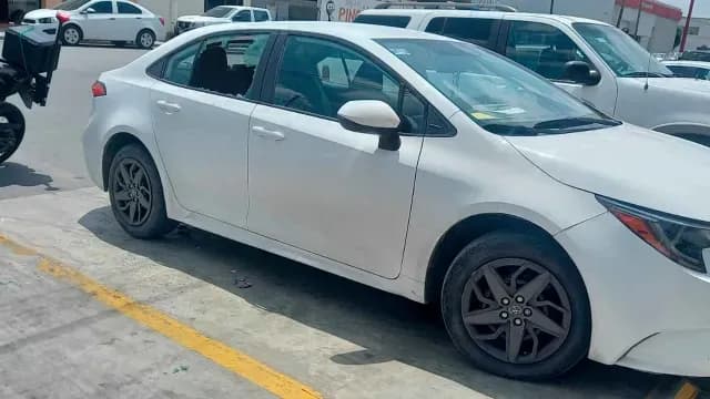 Los delincuentes dieron un cristalazo al vehículo en donde se encontraba el dinero. Foto: N+