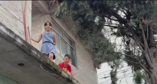 Ana Fabiola y Erik Alfredo no pueden salir de su casa por las inundaciones en Chalco