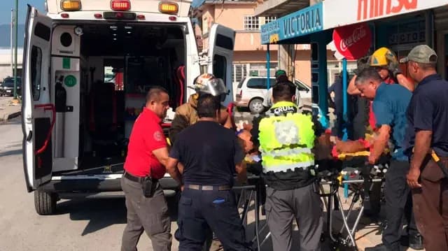 El hombre de aproximadamente 50 años fue trasladado hacia el Hospital Civil donde se reporta delicado. Foto: N+