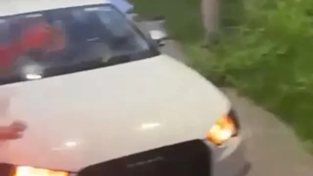 Una pequeña fue rescatada de la fuerte inundación