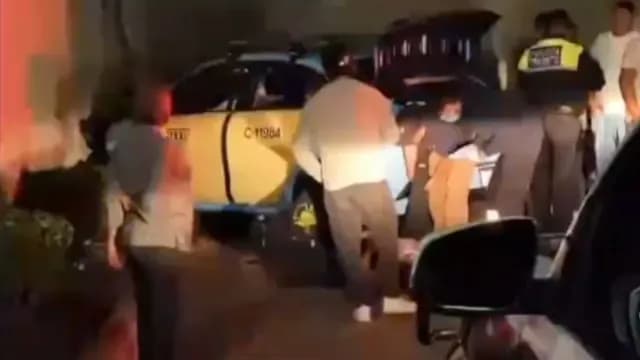 Un niño conducía un taxi y lo estampó en una plaza de Atlixco. Foto: Franco Arteaga | N+