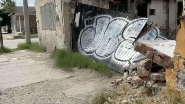 Barda de una vivienda derrumbada por un accidente vial