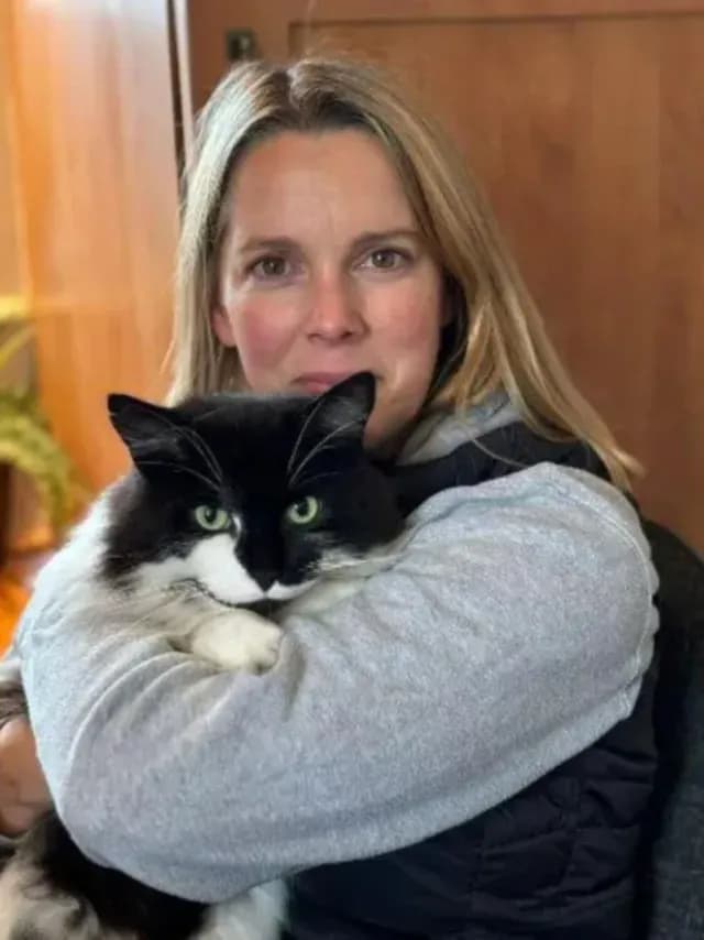 Gato Ted y su dueña