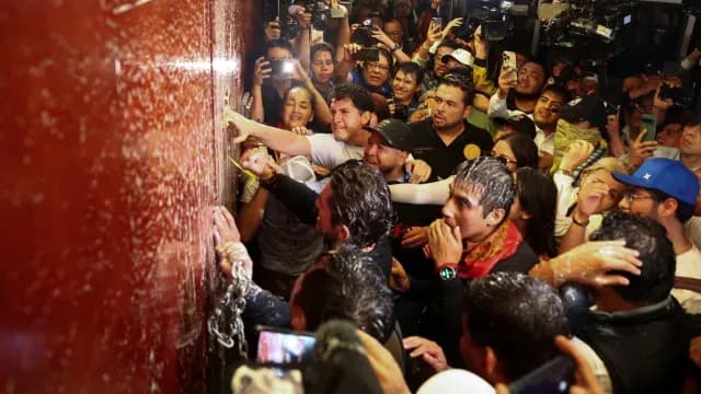 Manifestantes intentan derribar una puerta dentro del edificio del Senado. Foto: Reuters