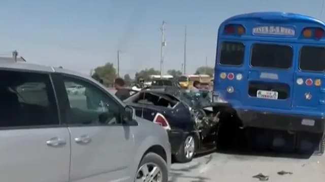 Auto Choca Contra Camión de Transporte en Carretera a Casas Grandes