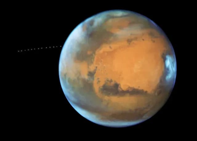 Marte y la luna Phobos, captados por el telescopio Hubble