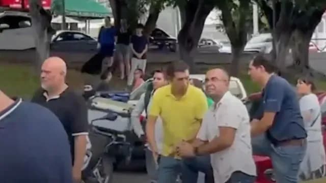 Un árbol caído ocasionó el cierre vial. Foto: @Las Últimas GDL