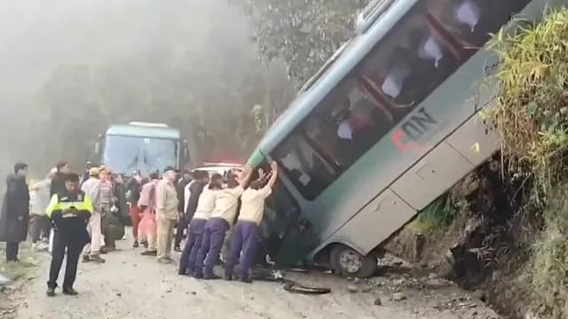 Accidente de autobús con turistas en Perú. Foto: X @PoliticaPeruPe