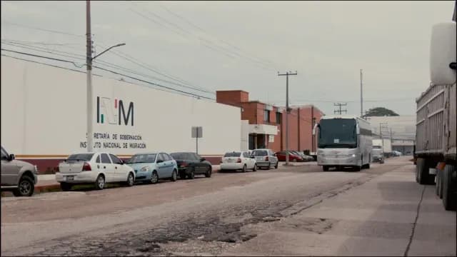 Camión cargado con migrantes procedentes del norte llega a la estación migratoria de Villahermosa, Tabasco. Autor: Paul Ramírez