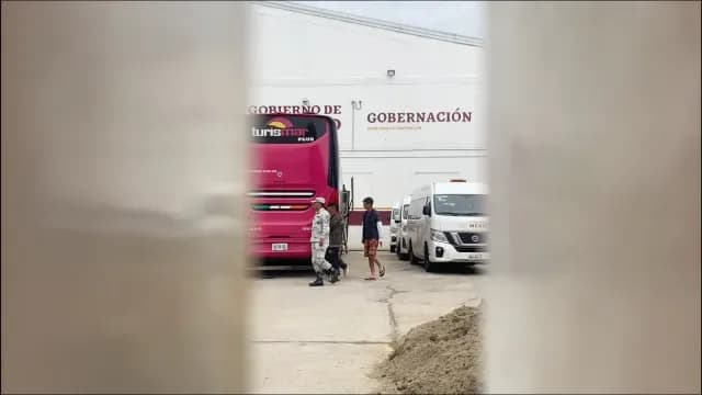 Foto 4: Migrantes son conducidos por un agente de la Guardia Nacional en el interior de la estación migratoria de Villahermosa, Tabasco. Autor: Alberto Pradilla.