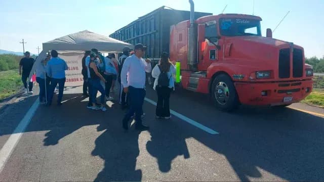 Trabajadores-Poder-Judicial-Bloquean-Autopista-Torreón-Saltillo