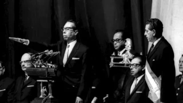 Gustavo Díaz Ordaz realiza la protesta como Presidente de la República Mexicana en el Palacio de Bellas Artes.Foto: Fototeca Nacional INAH