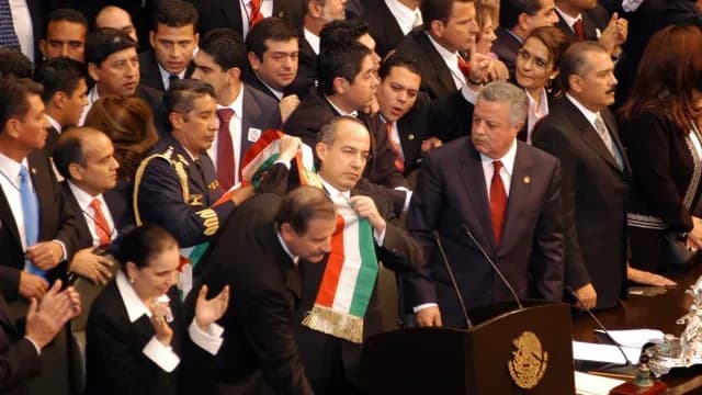 Felipe Calderón con la banda presidencial en la toma de protesta. Foto: Cuartoscuro| Archivo
