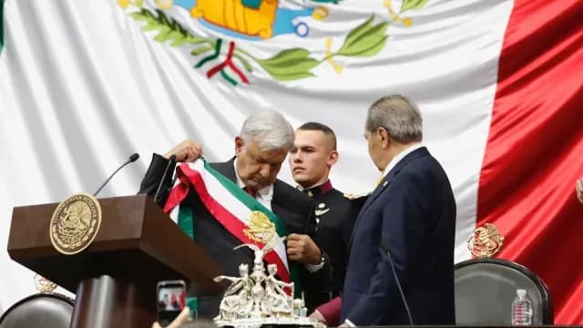 Andrés Manuel López Obrador con la banda presidencial en la toma de protesta. Foto: Cuartoscuro| Archivo