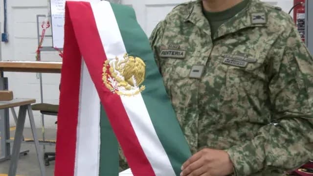 Mujer soldado elabora la Banda Presidencial que portará la primera Presidenta de México. Foto: N+