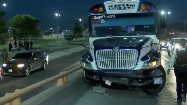 Pasajeros de Camión de Transporte Resultan Lesionados Durante Choque