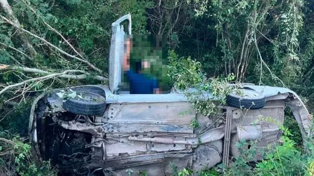 El conductor del vehículo volcado logró salir a través de la puerta con lesiones leves. Foto: SSP Tamaulipas