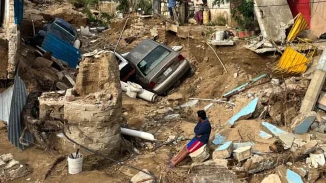 El panorama sigue siendo desolador entre los habitantes de Acapulco que lo perdieron todo tras las lluvias que trajo el huracán John